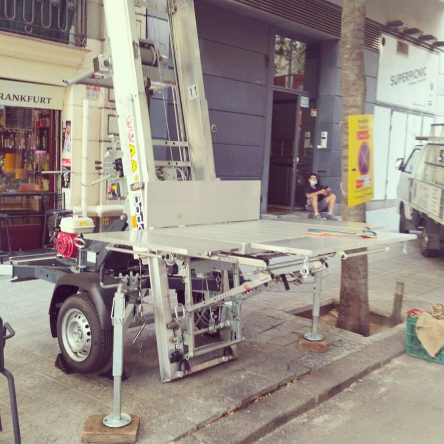 mudanzaslopez's tweet photo. Está siendo una semana de nervios, y lo que nos queda 😅, una máquina nueva siempre necesita de un periodo de aprendizaje 🤓, pero ya hemos superado nuestro primer servicio con ella 🙌🏗❤ #mudanzasconelevador #remolque https://t.co/RlLiG1A5qM