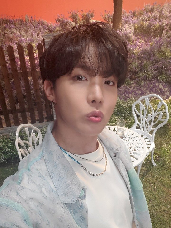 Jul__bts's tweet photo. OMG MY HOPE FINALLY YOU'RE HERE ,WE MISS YOU TOO 🥺💜
#HOBI
#MTVHotttest @BTS_twt https://t.co/oYId1YffXU