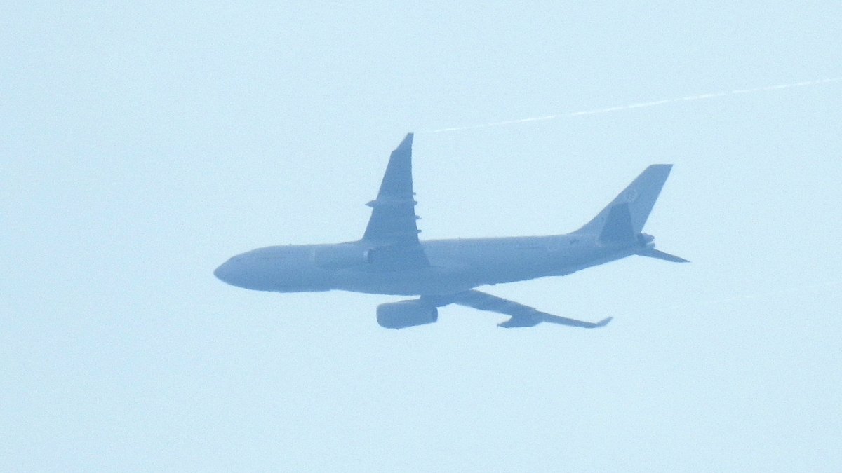 EHSBspotter's tweet photo. For the first time, I spotted ๐ณ๐ฑRoyal Netherlands Air Force/ @A330_MMU NATO MMF Airbus KC-30M reg. T-055 returning home ๐๐ป to @VlbEindhoven as #MMF80
Poor lighting due to clouds and sunlight, but hey, I see wing vortices! ๐ https://t.co/ZC8IuDjVeR