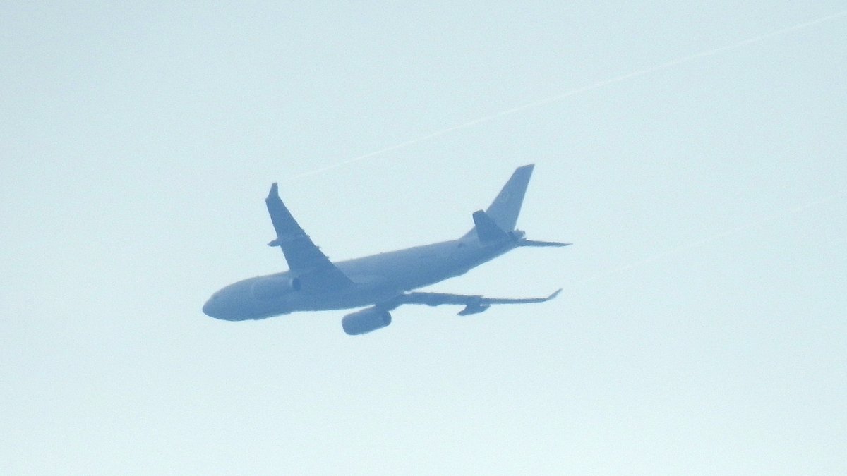 EHSBspotter's tweet photo. For the first time, I spotted ๐ณ๐ฑRoyal Netherlands Air Force/ @A330_MMU NATO MMF Airbus KC-30M reg. T-055 returning home ๐๐ป to @VlbEindhoven as #MMF80
Poor lighting due to clouds and sunlight, but hey, I see wing vortices! ๐ https://t.co/ZC8IuDjVeR