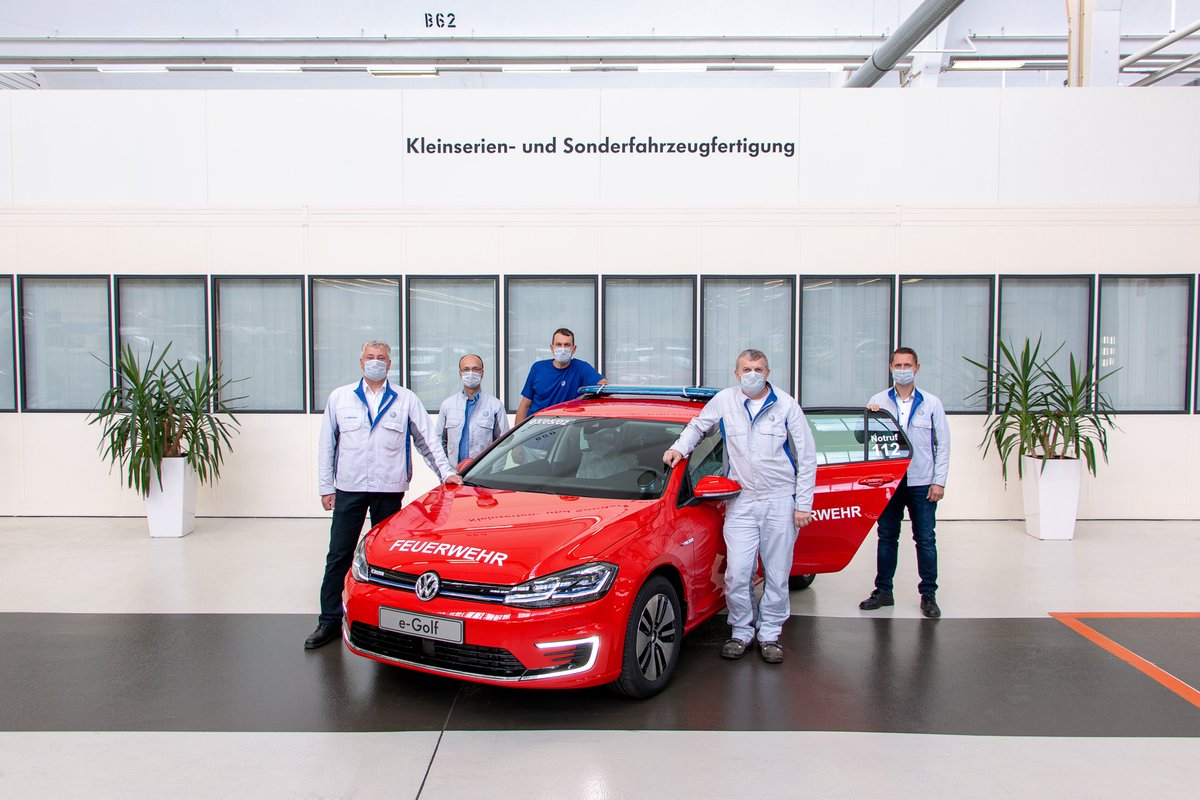 Joernroggenbuck's tweet photo. Bye bye!! Der letzte #E_golf aus #Wolfsburg verlässt das Werk und wird Feuerwehrmann bei der @112Rostock. 2014 von @volkswagen eingeführt und eines der erfolgreichsten E-Autos Europas geworden. Die @vwmanufaktur_de in #Dresden baut ihn noch eine Weile. @feuerwehrmag https://t.co/kNNOuOHw8s