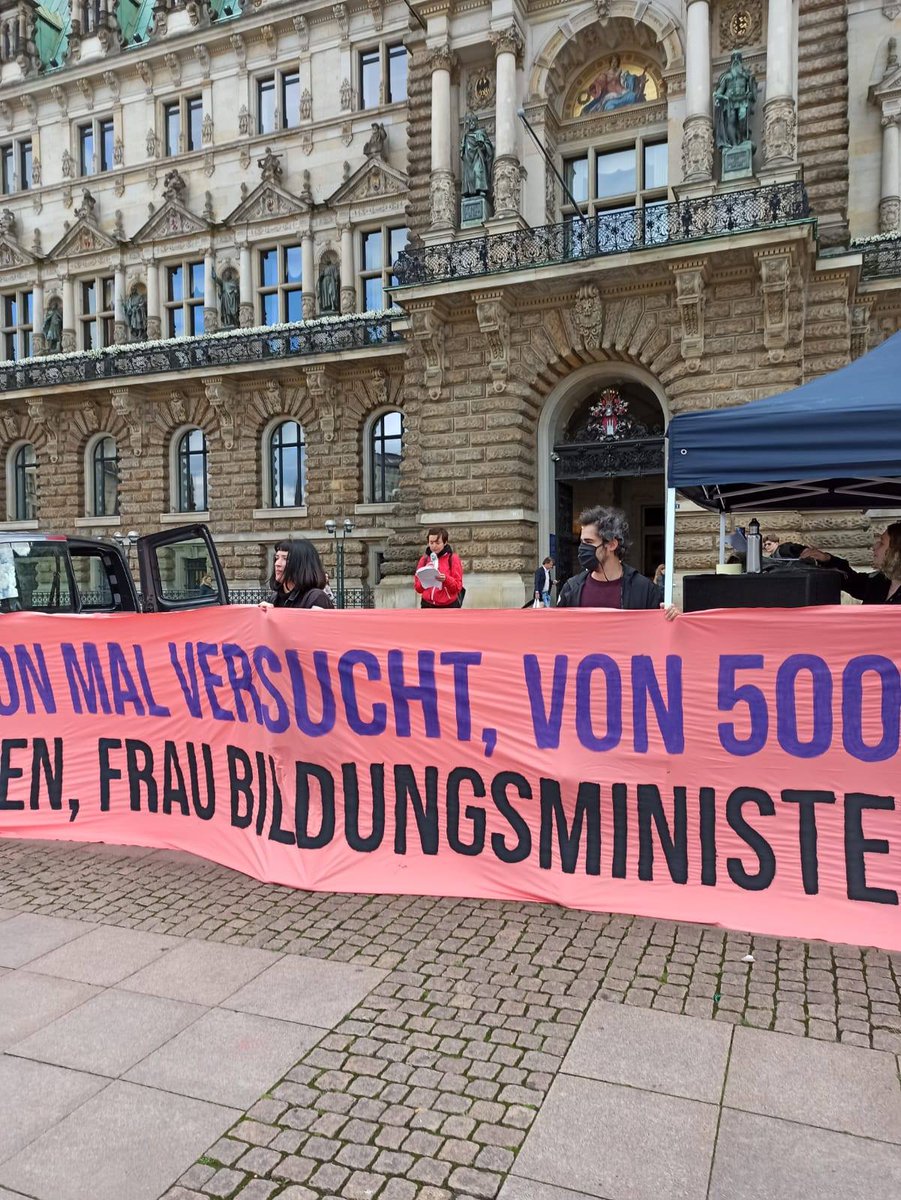 HamburgRi's tweet photo. Redebeitrag von Irina Troitskaya bei der studentischen Kundgebung auf dem Rathausmarkt am 10.7.2020: Alle sind gleich, aber manche sind gleicher. #solidarsemester2020 #Hamburg #RisuniHH #unihh #AStAuniHH https://t.co/M79RTS05Ht https://t.co/4kcqmX1J6I