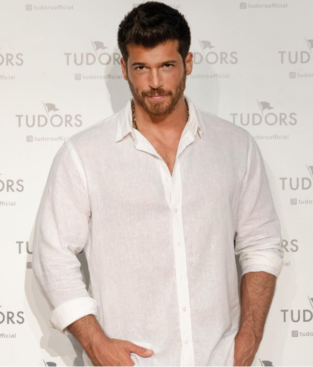 candemworld's tweet photo. #CanDemWorld Y aquí está nuestro bebé. Nuestro REY! Nuestro consentido! @canyaman1989 #CanYaman Pero que preciosura de hombre! Todo lo que disfruta la reina! Su bocado favorito. Con razón está radiante, si es que se sacia de vitamina C y el bello porque se sacia de vitamina D https://t.co/RhuZHu74jZ