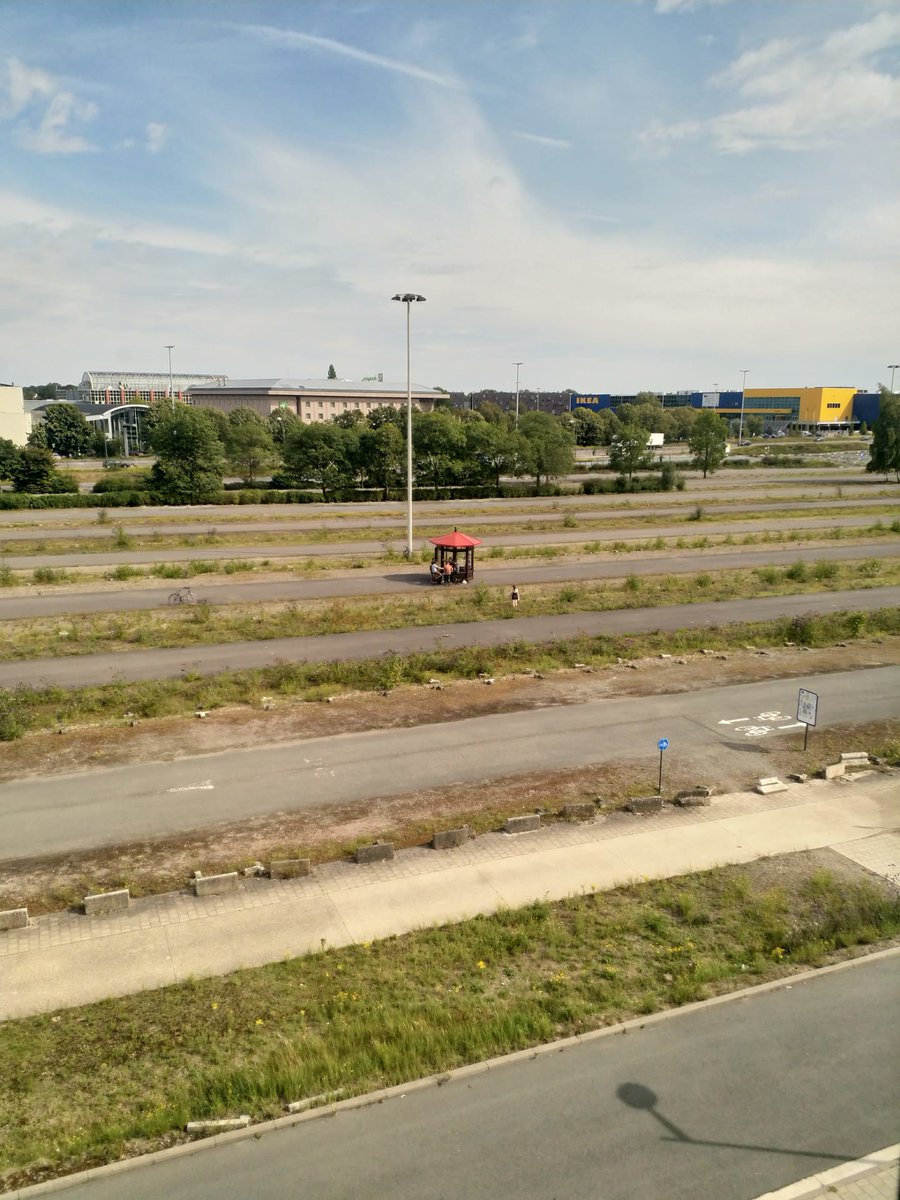 Jeneverkraam gespot! Recht tegenover <a href="/Marlonwebdesign/">Marlon (becoming iO)</a>, op de parking van Flanders Expo. Schol! #gentseFeesten #GF20 #Covid_19