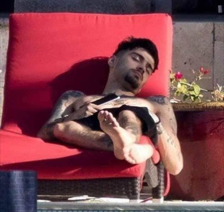 jaylaiiiiii's tweet image. Liam, Louis, Niall, and Harry: *greeted*

Meanwhile, Zayn: 

#10YearsOfOneDiretion