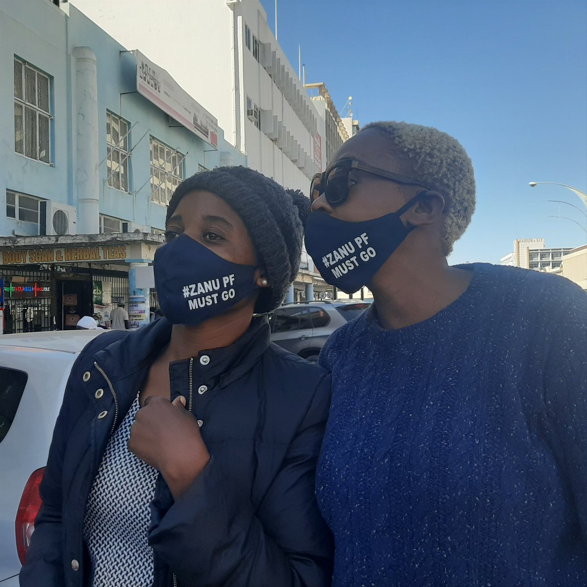 After Zimbabwean journalist Hopewell Chin'ono was arrested, I noticed two pictures of womxn wearing masks with very different political slogans were doing the rounds on Twitter. So here's my attempt at some image verification, while also amplifying  #FreeHopwell