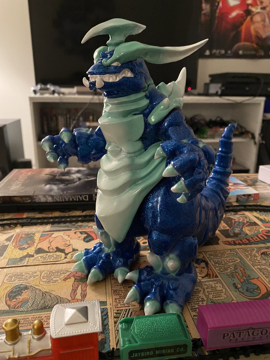 TheMonsterIsla1's tweet photo. I may not be @ET13Productions (though I do love photography), but here are photos I snapped last week of the limited edition Megadon figure from the upcoming video game #DawnoftheMonsters. I bought it from Seismic Toys during #KaijuConLine. Yes, I’m an uber-nerd. 😜 

@13amgames https://t.co/9PFQHtyG0k