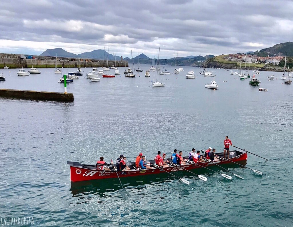 Tiempo de regatas, los entrenamientos llenan el puerto de deporte, esfuerzo, remos, remeros y remeras guapas que dan el toque de color a las tardes grises. 
Hoy La Marinera compite en Camargo y La Marinera femenina el día 28 en la Bandera Hipercor 
#CastroUrdiales #Cantabria