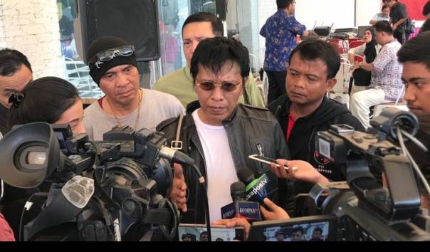 KompasTV's tweet photo. Adian Napitupulu Sebut Semua Direksi dan Komisaris BUMN Titipan, Jumlahnya 6.000 Sampai 7.200 Orang https://t.co/mzxB6syLIj https://t.co/HsDuZpMrXI