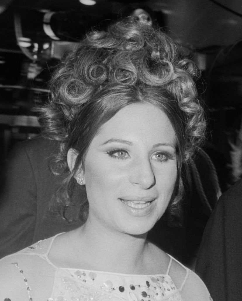 BarbraStreisand's tweet photo. At the New York premiere of Funny Girl in 1968. #TBT https://t.co/2gqGYel79N