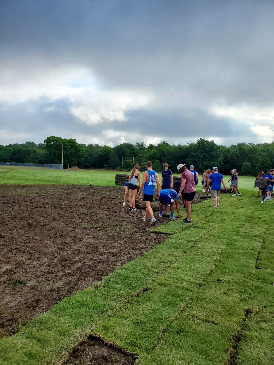 CoachAnderson88's tweet image. Jason Witten on how he became a professional football player, "The secret is in the dirt."  WC athletes working to find that secret this morning.