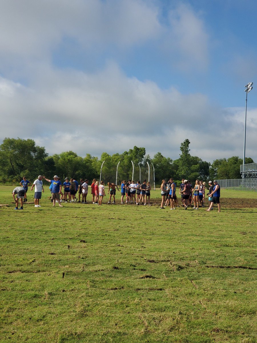 CoachAnderson88's tweet image. Jason Witten on how he became a professional football player, "The secret is in the dirt."  WC athletes working to find that secret this morning.