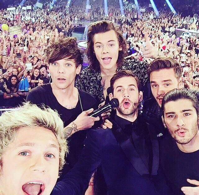 balladofcalm's tweet image. its been 10 years. from that day until today, we've been through a lot of things. we smiled and cried together. i just want to let yall know that you guys will always be number one in my heart. i love you all, always 💖
#10YearsOfOneDirection 
#10YearsOf1D 
#ThankYouOneDirection
