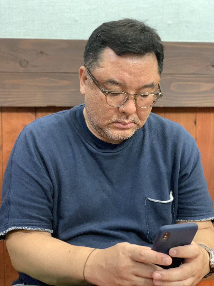 동갑내기이자 함께 철없는 친구 어머니가 돌아가셨다. 아흔이시니 오래 사셨다 해도 세상에 호상이란 없는 것이다. 이유를 떠올리기보다 같이 있는 그 순간에 최선을 다하는 것. 아쉬움이 남지 않게 마음을 쓰는 것. 내 고통을 과장하지 않으며 친구를 배려하는 거. 그런게 우정이고 사랑이 아닌가