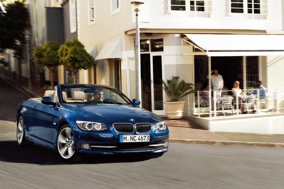 BMWWSpringfield's tweet photo. Take a trip down memory lane in this 2013 #BMW 335i convertible. #TBT #ClassicCars https://t.co/Y6pRZ9hXGT
