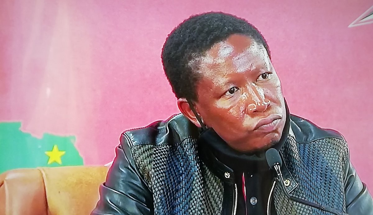 asanda_jaca's tweet photo. Yhoo ha aa 
#RamaphosaResigns 
#saveWSUAcademicYear https://t.co/2hll2nJSoX