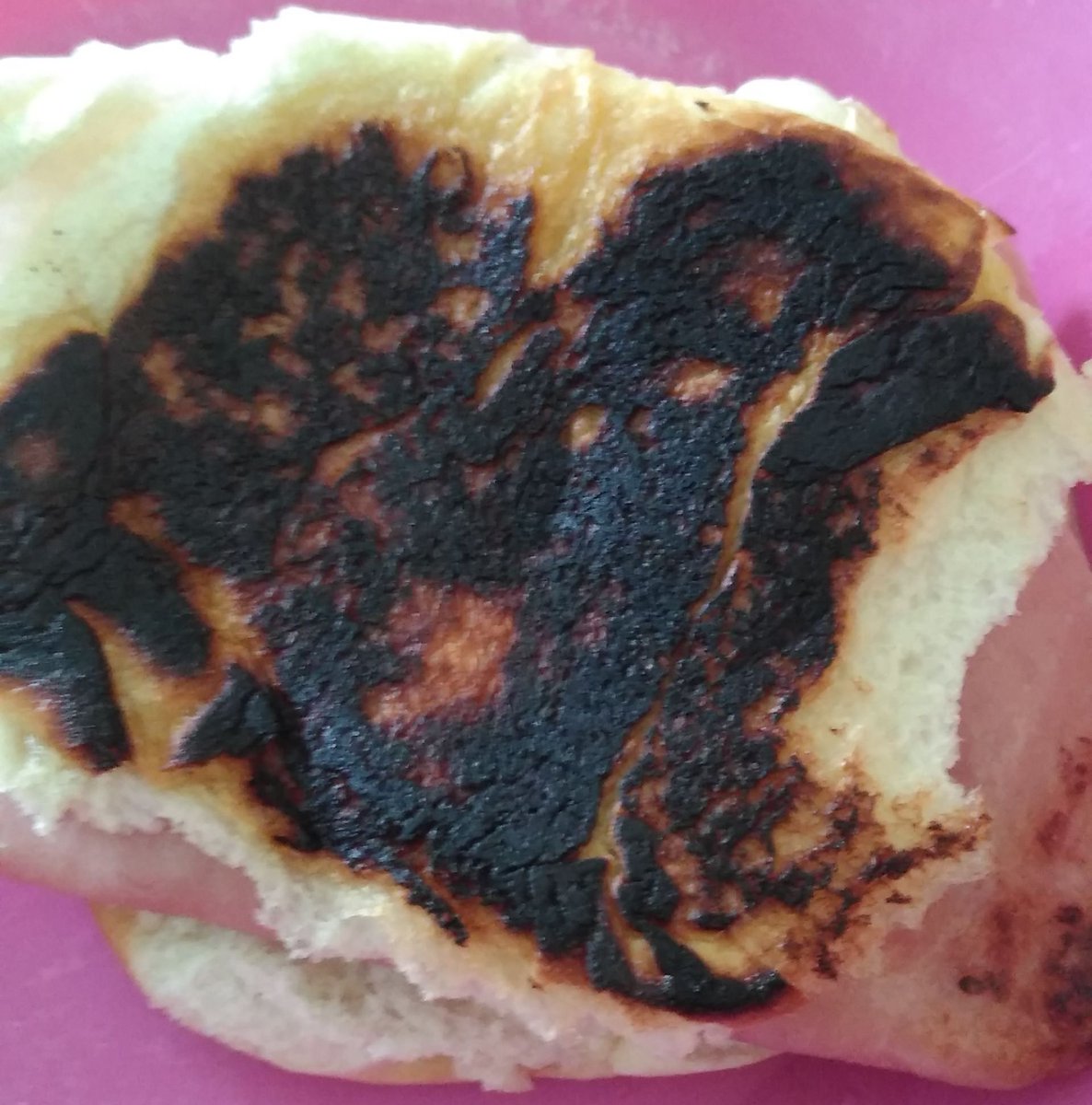 yonzenker's tweet photo. Pão com cobertura de chocolate, me sigam para mais receitas 😍😘 https://t.co/hTVNbPYrhI