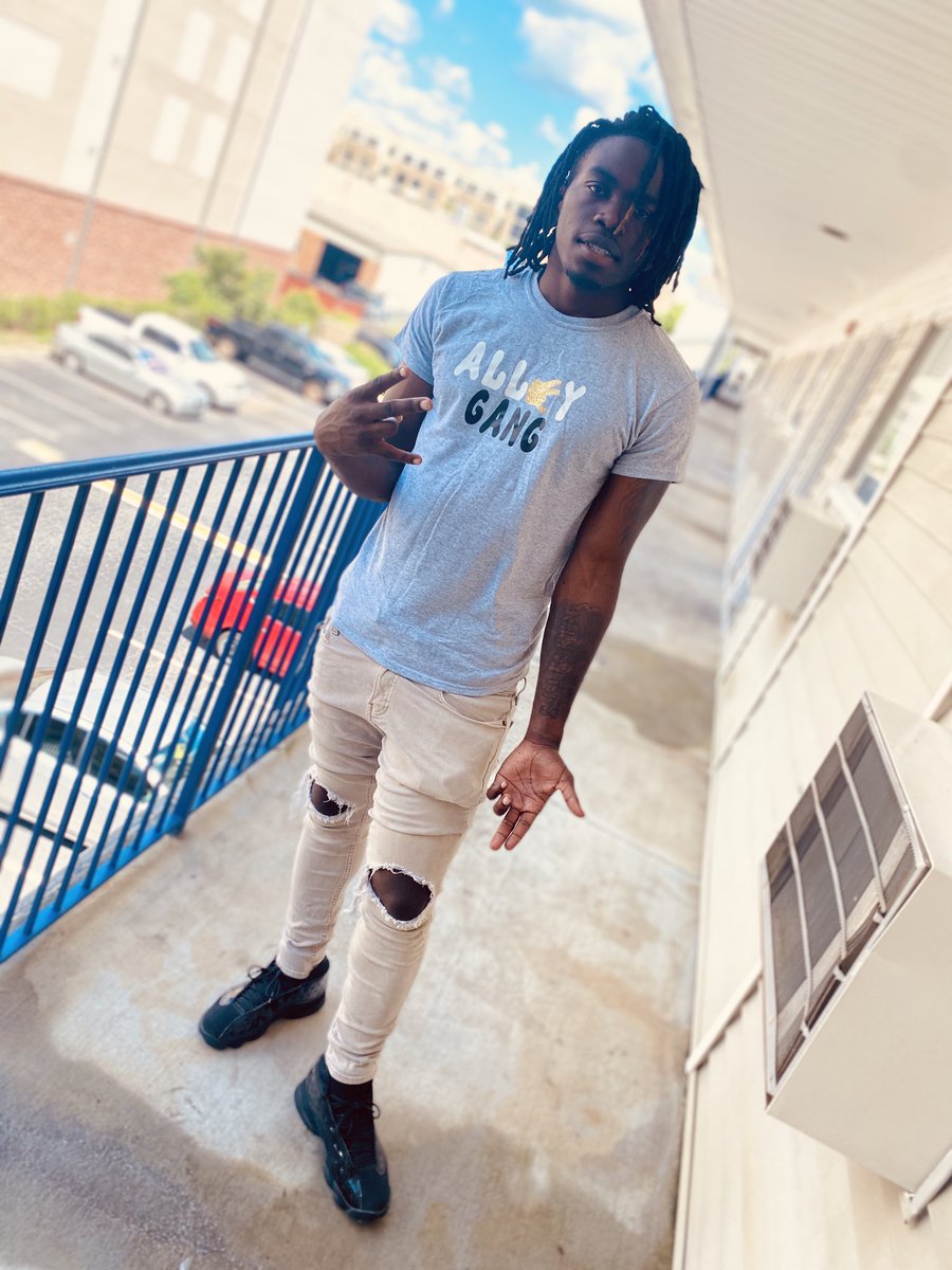 alleygangwr3kit's tweet photo. Big things coming this sophomore year💛💙#ASUTwitter #ALLEYGANG 3️⃣ https://t.co/J2yWtd6sBh