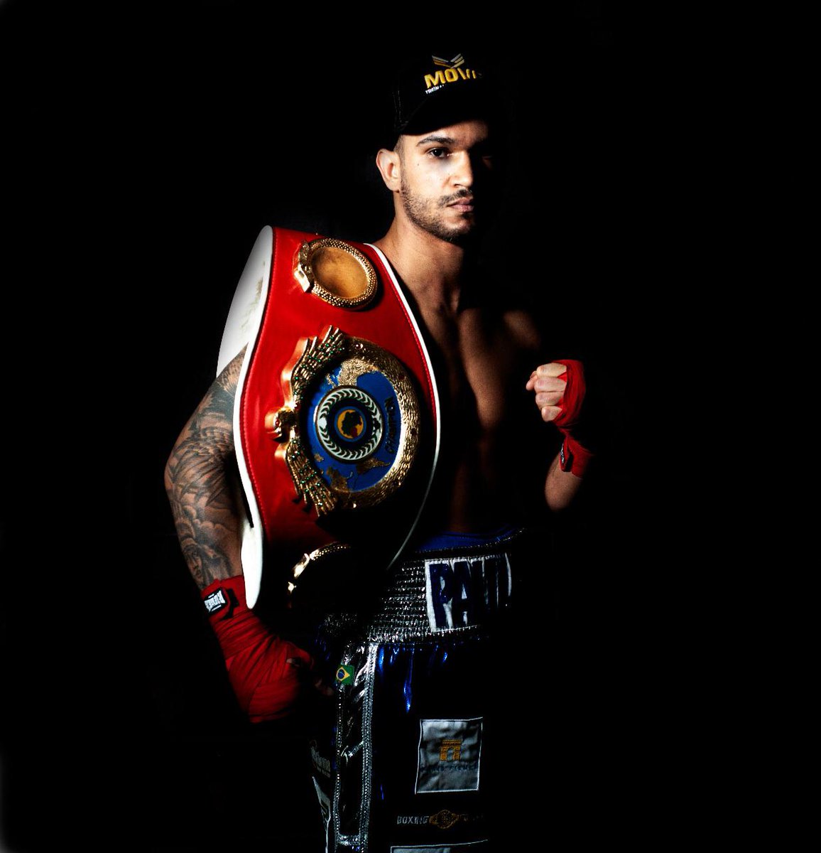 vpjogo's tweet photo. "Tiro dez quilos para lutar!"

8° do ranking mundial e campeão latino-americano, o boxeador Paulinho Soares disse que esporte de alto rendimento não é sinônimo de saúde.

A entrevista completa está no link! 🥊
https://t.co/qmyeptvzQv

#boxe #vamoprojogo #esporte https://t.co/VTvLf7smrD