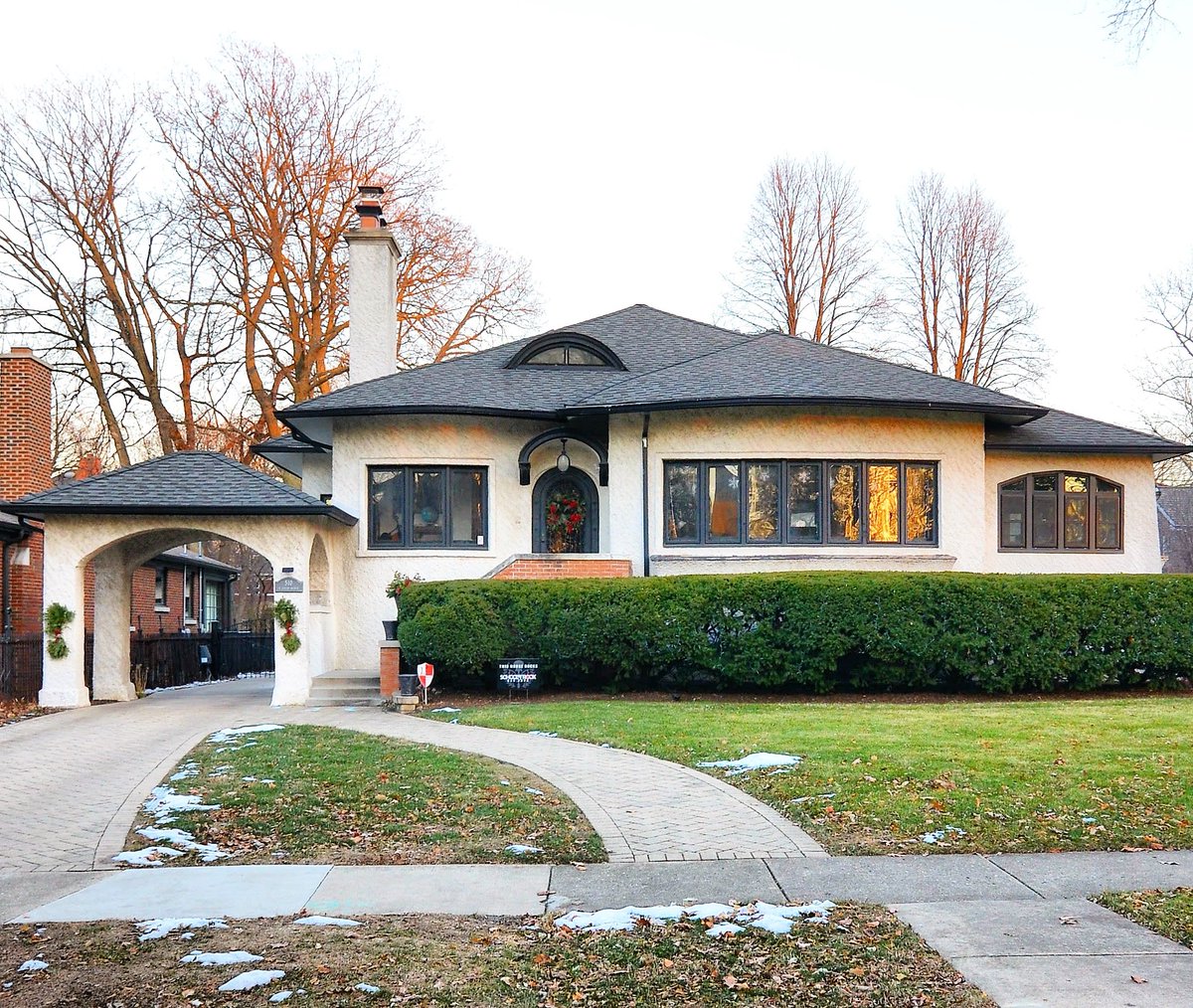 Continuing this thread with some more examples of Oak Park bungalows because the world can’t have enough cute little homes imo. Like we need as many as possible.