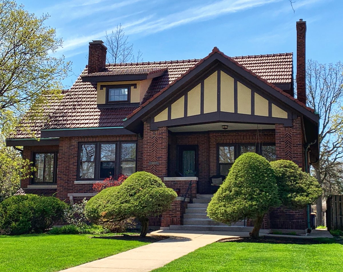 Continuing this thread with some more examples of Oak Park bungalows because the world can’t have enough cute little homes imo. Like we need as many as possible.