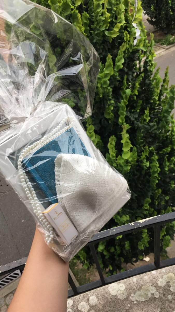 naazk_'s tweet photo. As-salamu'alaykoum,je viens de me lancer dans des coffrets saint pour filles et garçons, ils sont composés : d’un livre des 40 hadith An-Nawawi, d’un musc el nabil,d’un tasbih blanc, d’un cadre Eid Mubarak et d’un voile taupe/bonnet(chachia) blanc.(uniquement sur Bruxelles) https://t.co/RLKuXFuj6b