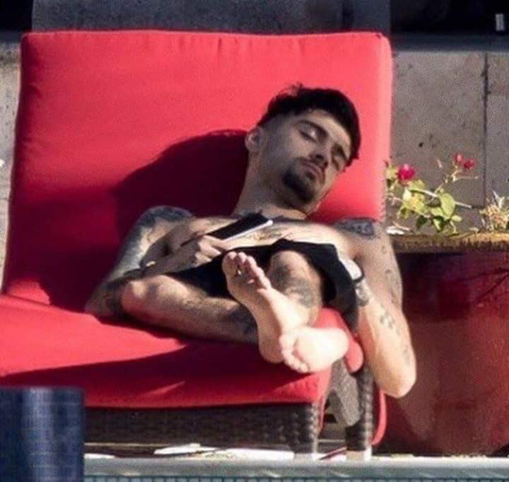attackonzalien's tweet photo. zayn seeing the notif that louis followed him https://t.co/ZOWL2DZJLO