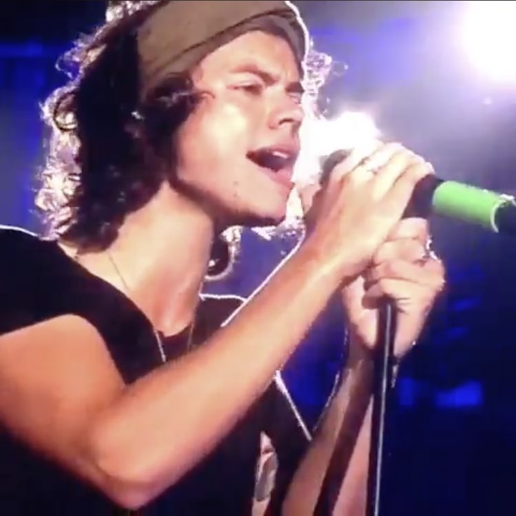 finelineharrj's tweet image. louis: 👁👄👁
#10YearsOfOnedDirection