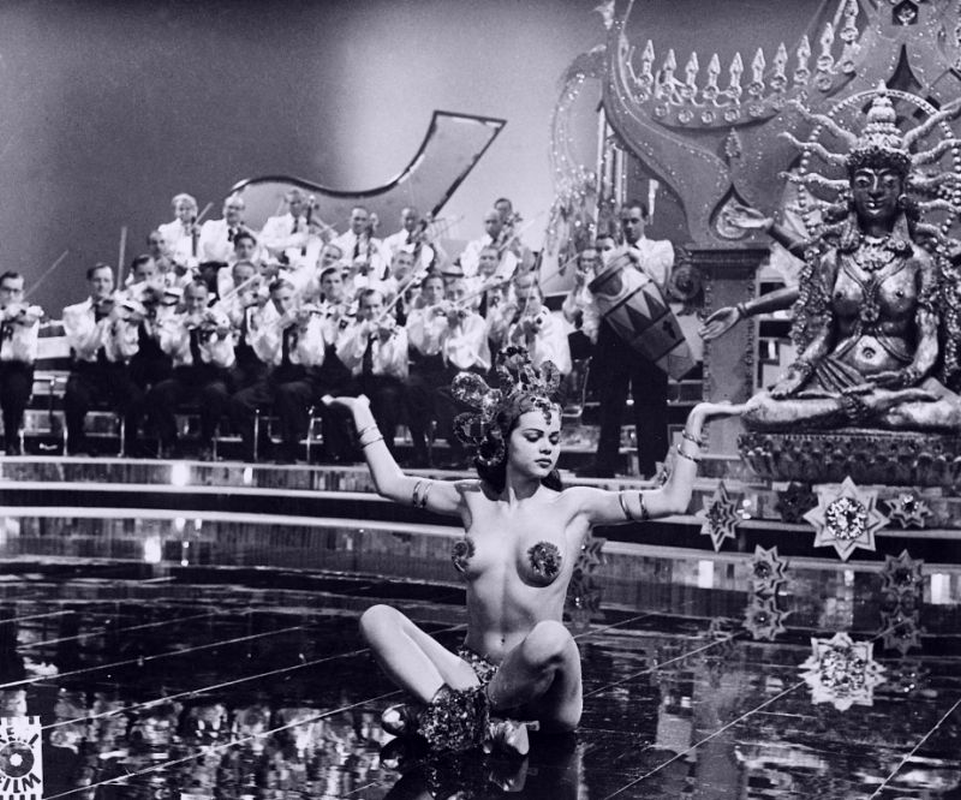 FabioMatteuzzi's tweet photo. #LayaRaki in #DieDrittevonrechts (#ThirdfromtheRight), 1950 @JosCarlosGmez7 @wonderful_g @angeliquepoison @KwizkingAnthony @cinemaofdreams @CultoftheCinema @Panthera156 @sluts_guts @OldCinema4EVER @bettysanchez811 @Pareja7278 @Passionissime @annieinvincible https://t.co/yRFc4bA0IT