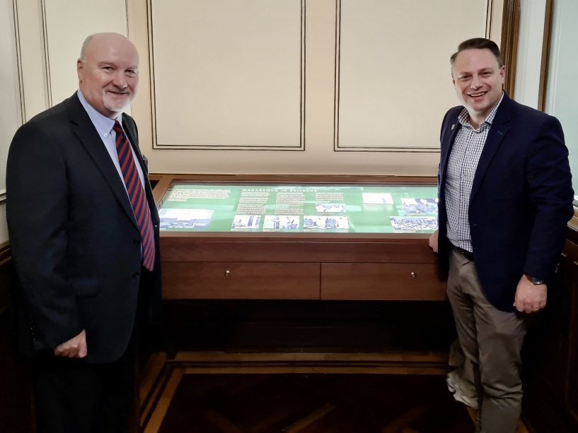 USwithAUS's tweet photo. A display case in the @MacArthurMuseum dedicated to the importance of the building & #GenMacArthur’s office to the history of Brisbane was unveiled by A/Chair Chris Johnson & @bne_lordmayor.
#USwithAUS #Mateship
https://t.co/eIQN09TOcW https://t.co/gt9UX4QoIT