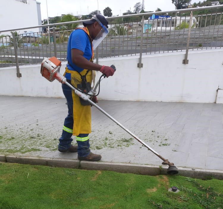 FlopecEp's tweet photo. 🌴[PLAYA LAS PALMAS] En la gestión diaria de limpieza, personal contratado por la empresa, realiza el mantenimiento de las áreas verdes y limpia el patio de comidas, del complejo turístico "Playa Las Palmas". 
#FlopecSiempreContigo #AEcuadorLoSacamosTodos @Lenin https://t.co/32wsmZ66t8