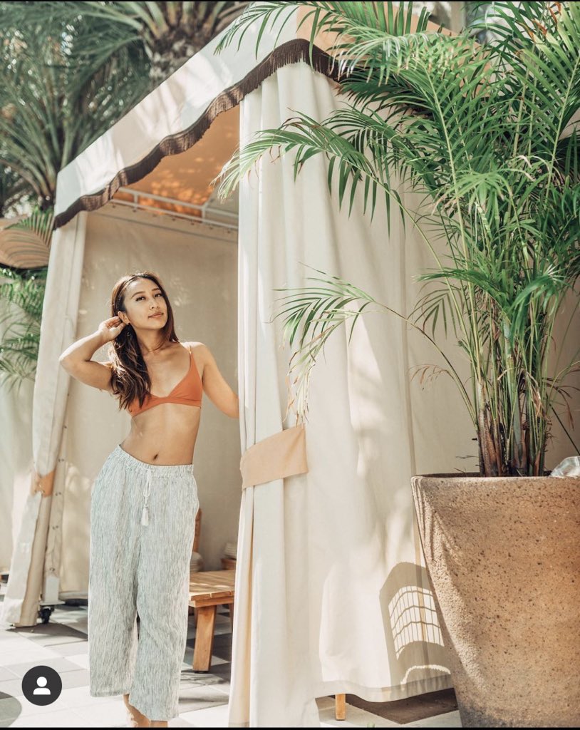 stephlococcus's tweet photo. I am a woman in medicine who loves to travel to tropical locations and dress accordingly. I will not wear my white coat and scrubs to Hawaii. This does not make me unprofessional or less intelligent or compassionate compared to my male colleagues. 
#medbikini #girlmedtwitter https://t.co/RmCQBnUme6