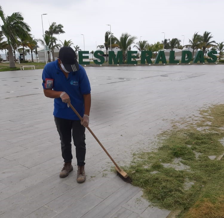 FlopecEp's tweet photo. 🌴[PLAYA LAS PALMAS] En la gestión diaria de limpieza, personal contratado por la empresa, realiza el mantenimiento de las áreas verdes y limpia el patio de comidas, del complejo turístico "Playa Las Palmas". 
#FlopecSiempreContigo #AEcuadorLoSacamosTodos @Lenin https://t.co/32wsmZ66t8