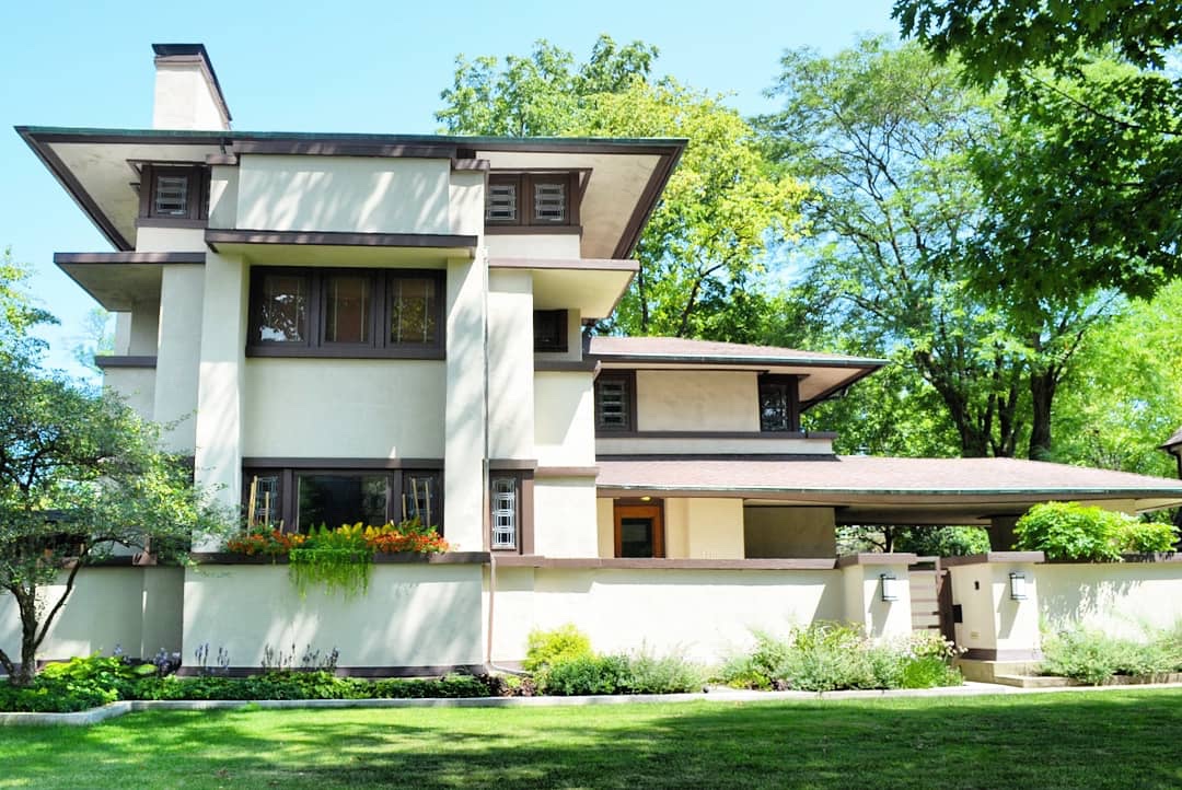 I gotta include a Frank Lloyd Wright as this is Oak Park, the town he lived & worked in for 20 yrs. The William E. Martin House (1903) is unusual for a Prairie Style design in that it’s more vertical than horizontal. Martin was the President of a Stove Polish Company in Chicago.