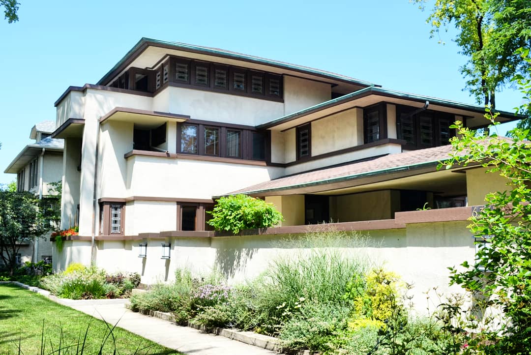 I gotta include a Frank Lloyd Wright as this is Oak Park, the town he lived & worked in for 20 yrs. The William E. Martin House (1903) is unusual for a Prairie Style design in that it’s more vertical than horizontal. Martin was the President of a Stove Polish Company in Chicago.