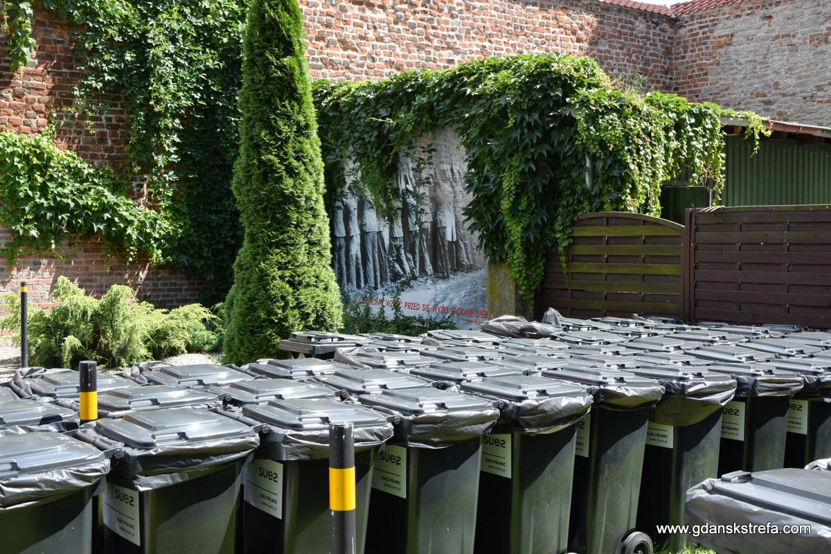 Bardzo dziwne miejsce do składowania pojemników na śmieci, nawet jeśli tylko tymczasowe. <a href="/suez/">SUEZ</a> <a href="/gdansk/">Miasto Gdańsk</a> <a href="/muzeumgdansk/">Muzeum Gdańska</a> <a href="/RadioGdansk/">Radio Gdańsk</a>