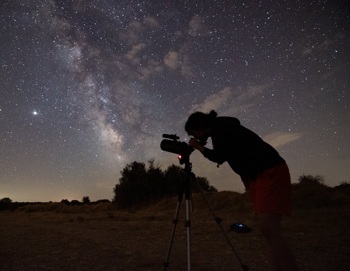 Es el cometa más fotografiado de la historia y ya hemos visto todos 100 tomas, pero oye, no voy a ser menos! 

Además el #NeowiseComet  sirvió como excusa para ver planetas y una espectacular Vía Láctea. 
Aquí @G_Lanchas mirando los anillos de #Saturno 🪐