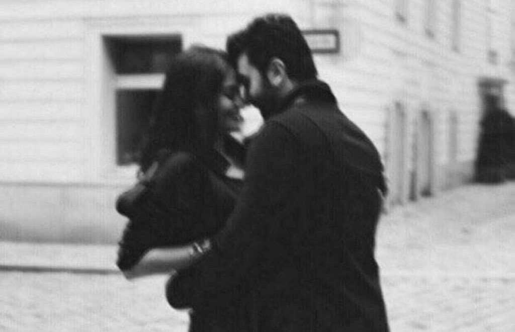 kesi98's tweet photo. قالتَ: مـتى نلتقيُ!؟
قال: بَعـد عأم وحرب ..
قالت: متـى تنتهيَ ألحرب!؟
قال: حين نلـتقيَ .. https://t.co/u3TjaLZVTk