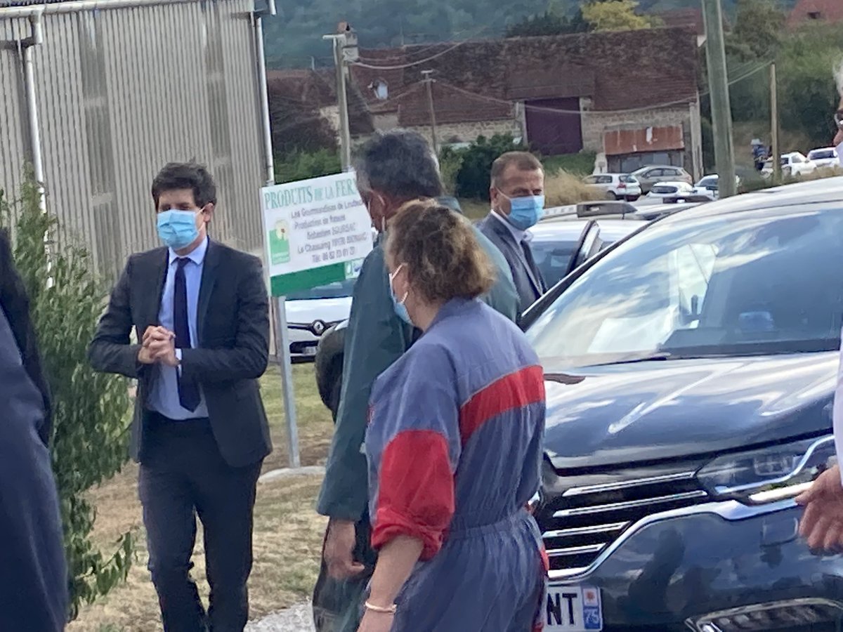 Arrivée du ministre <a href="/J_Denormandie/">Julien Denormandie</a> à la ferme Les gourmandises de Loubezac à Sionac. Accueilli par <a href="/PascalCOSTE/">Pascal Coste</a>