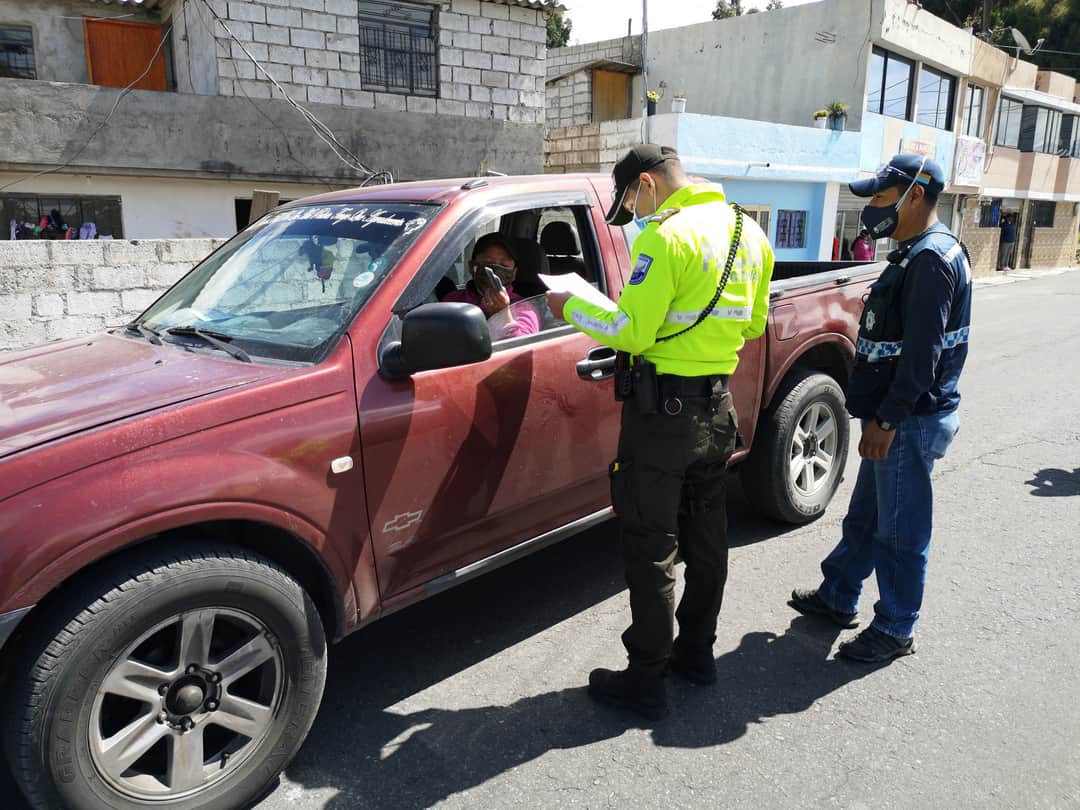 Gober_Cotopaxi's tweet photo. Por disposición del gobernador @GHector_Oficial la Intendencia, Comisaría, Tenencia de Tanicuchí, con @PoliciaEcuador, Bomberos y Agentes de Control del @gadlatacunga realizan operativos de control de salvoconductos, circulación del número de placas y desalojo de aglomeraciones https://t.co/E0pmvOcSGT