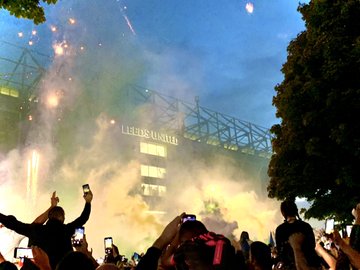 Awaydays23's tweet photo. Leeds United celebrate outside Elland Road last night #LUFC https://t.co/lo5kW6Kwd1