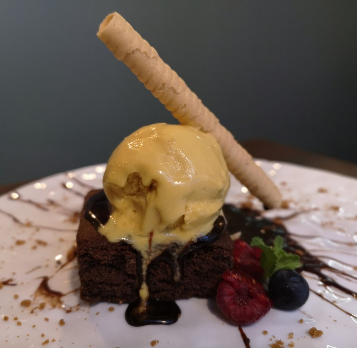 ¡Roooonda de postres! 🍨🍫 Si con este brownie de chocolate con helado de lúcuma se te cae la baba… Espera a ver lo que sigue. O mejor, ¡ven a probarlo a #LaDominga! 🤤 ¡Corre que se derrite!