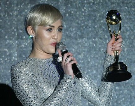 After getting a n.1 on the Billboard Hot 100 twice, Wrecking Ball won several awards for the iconicity and originality of its video, making Miley enters the lists of the very few artists with the most iconic videos ever.
