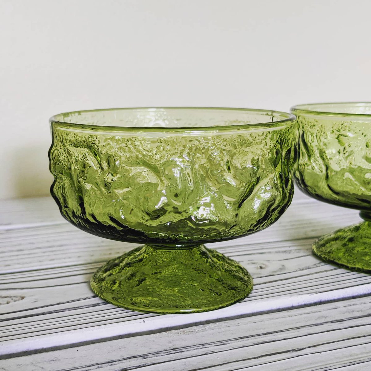 New Anchor Hocking! Set of 2 1960s sherbet dishes. Perfect for summer! 2.75' x 3.75' Link in bio. #vintage #etsy #vintageetsy #lidomilano #greenglass #green #sherbet #sherbetglass #summer #summerdessert #anchorhocking #anchorhockingglass #retro #retrodining #1960s #midcentury