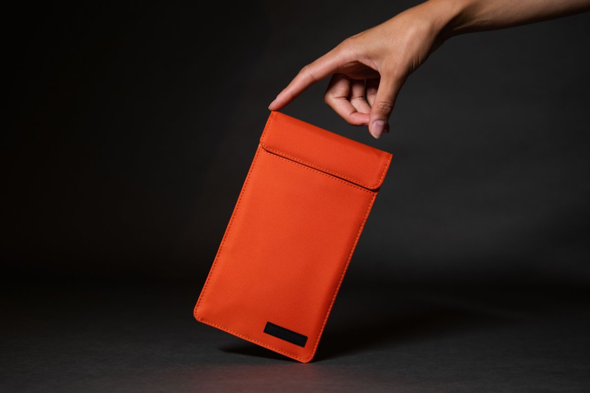 goslnt's tweet photo. Pick Up the Latest Colors of our Flagship Faraday Sleeve!
Hunter Orange and Olive Green are the latest in our commitment to creating options that fit everyone's way of life!
The Premier Option in Privacy, Security, and Health for your Smartphone.

#mindthegrid https://t.co/vdpF0ChrXi
