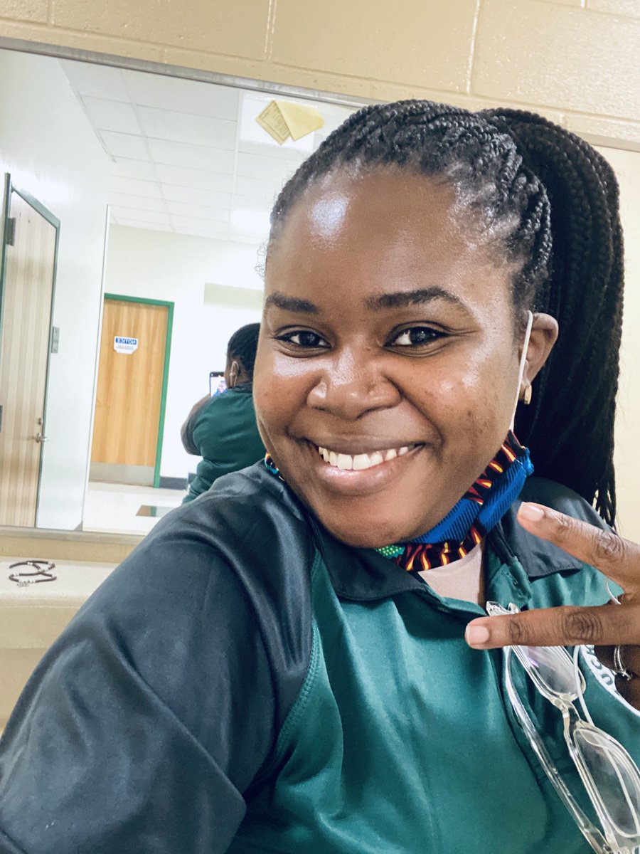 💚⚡️7th Grade Student RR mirror hadn’t had a selfie feature in a few months. 

I got you 😉💪🏾...