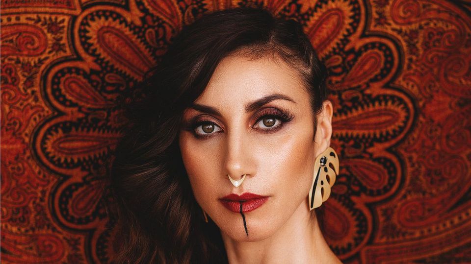 #FestasDoApóstolo | <a href="/najlashami/">Najla Shami</a> ofrece esta noche en #Compostela un viaje por sus raíces con «Ela sabe a sol» lavoz.gal/uzkps2