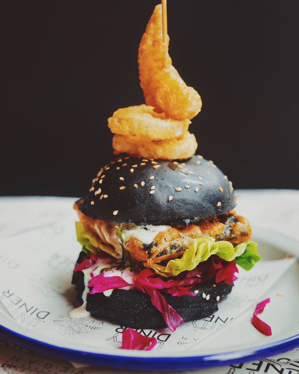 unitydiner's tweet photo. 🌊🐠⚡️THE TOFISH STACK ⚡️🐠🌊
Tofish fillet with baby gem, pickled cabbage & UD chunky tartare sauce, stuffed inside an activated charcoal sesame bun, served with calamari rings & vegan tempura prawnz 👀 see you this weekend! 😍🎉🔥 #vegan #unitydiner https://t.co/9aXjtiwmSQ