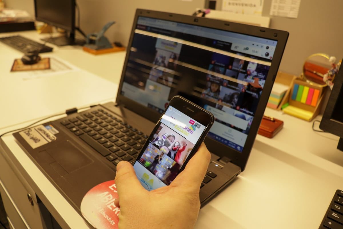 fabian_capponi's tweet photo. ¡Seguimos conectados! Desde el Ministerio de Educación 🏫 fortalecemos las trayectorias educativas de más de 10 mil ni��os, niñas y jóvenes que participan desde casa en «Vacaciones en la escuela invierno 2020» ❄️
#MásEscuela https://t.co/qSGsBUNbF3