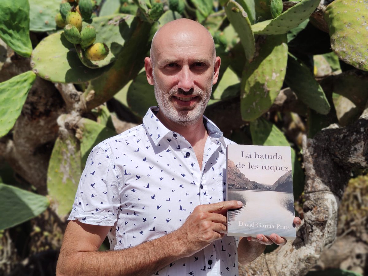 David Garcia Prats <a href="/davidgarprats/">David</a> autor de la novel·la 'La batuda de la roques', participa en la proposta de #DiaDelLlibreiDeLaRosa @bibliosuert
 @viupontdesuert <a href="/bibliotequeslle/">Biblioteques Lleida</a> 
 #Jorecomano  #TotComençaEnUnaLlibreria
